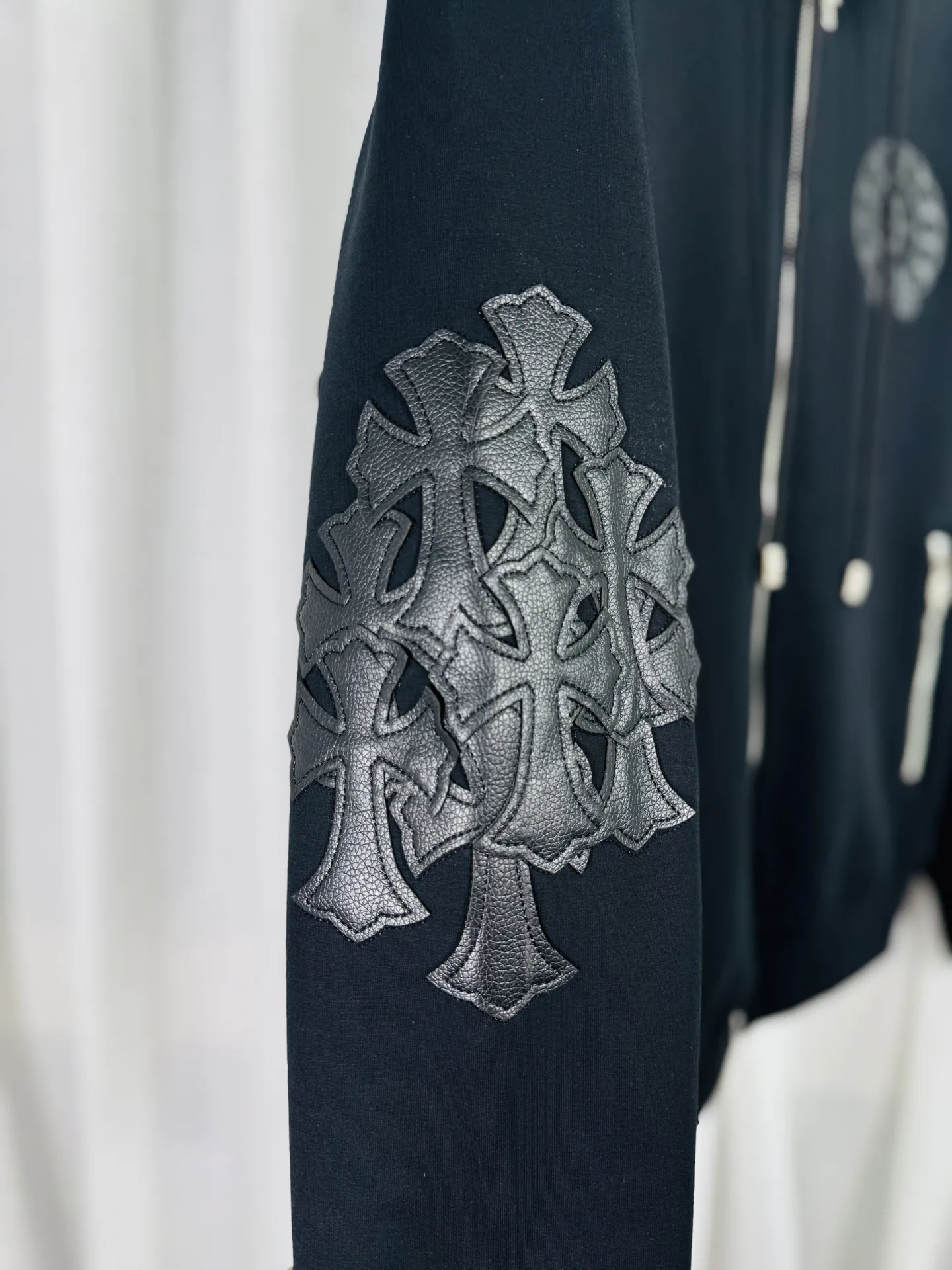 P380 top version, real shot without P, ​​different from market currency) 𝗖𝗵𝗿𝗼𝗺𝗲 𝗛𝗲𝗮𝗿𝘁𝘀/Cro Heart 2025 washed and burned flower patch embroidered autumn and winter new original single counter American patchwork 3D three-dimensional couple casual cardigan plus velvet jacket 👑The highest version! Customized fabric 550g tripe terry fabric! American acid-washed and distressed original fabric, laser burning + patch embroidery, exquisite embroidery of letters! The best-selling model in the counter, very comfortable to wear. Accessories: original molded and authenticated collar label➕100% silk wash label. Genuine purchase-grade original hangtag➕matching hanging rope➕3D hanging beads➕original packaging bag. Craftsmanship: The original version has consistent wiring! The highest version of the armhole matching technique! Color: Black Size: S M L XL Style No.: 612